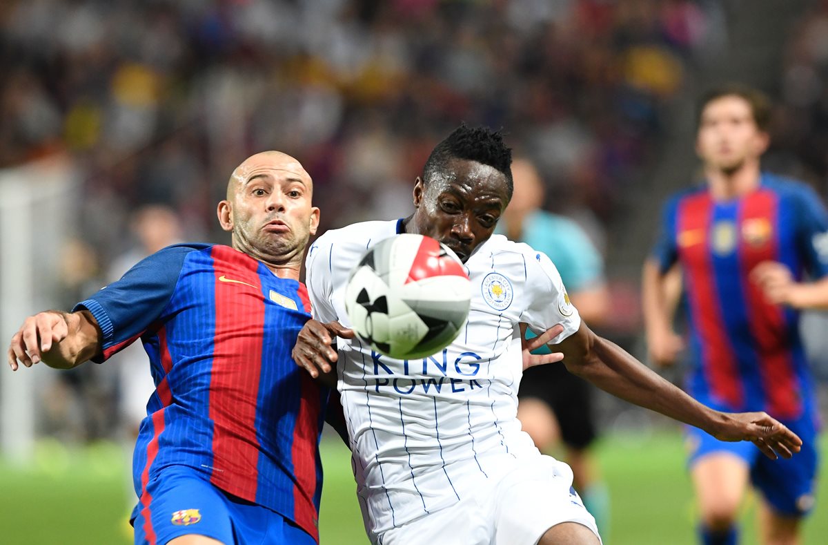 Ahmed Musa, del Leicester City pelea por el balón con el defensa Javier Mascherano del Barsa. (Foto Prensa Libre: AFP)
