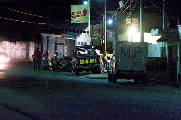 Autoridades de Chiquimula vigilan la entrada del centro asistencial donde murieron los hermanos Solórzano Sandoval. (Foto Prensa Libre.)