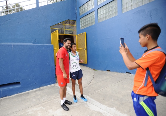 Carlos Ruiz fue solicitado por los niños que se encontraban en el Mateo Flores (Foto Prensa Libre: Francisco Sánchez)