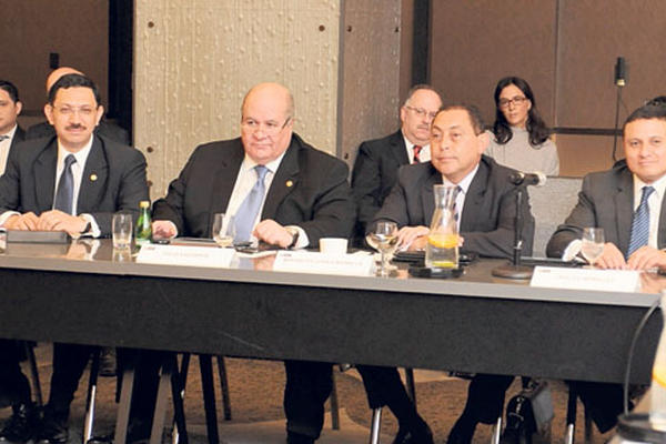 Julio Ligorría -centro-, junto con Mauricio López Bonilla, ministro de Gobernación.