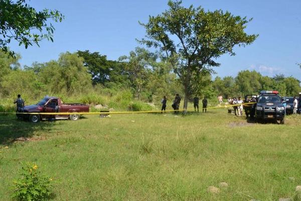 Picop en  el que fueron encontrados los cadáveres de tres hombres en Catarina, San Marcos. (Foto Prensa Libre)