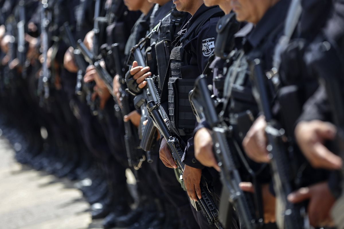 La Fiscalía informó que en el grupo de exterminio de pandilleros hay policías involucrados. (Foto Prensa Libre: EFE).