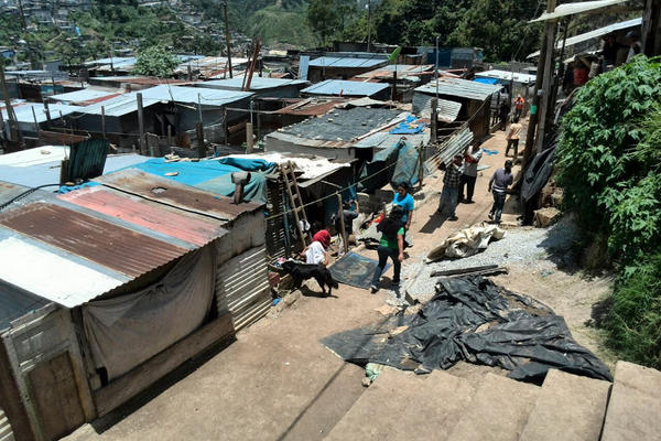 Habitantes del asentamiento comienzan a desarmar sus casas. (Foto Prensa Libre: Erick Ávila)