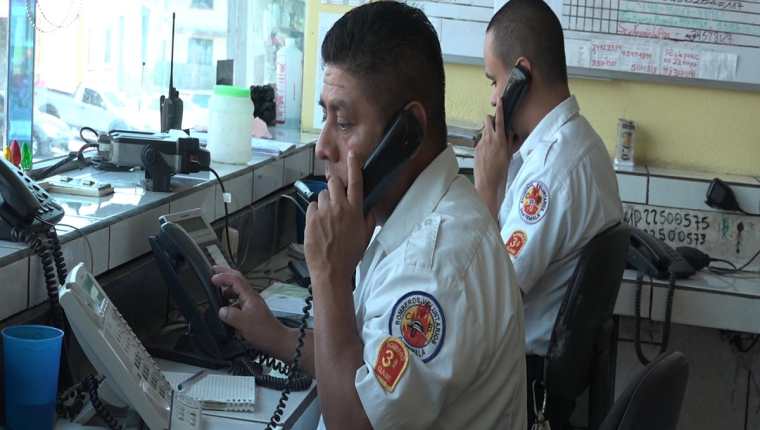 Bomberos Voluntarios reciben al menos 30 llamadas por minuto, la mayoría falsas. (Foto Prensa Libre: David Castillo)