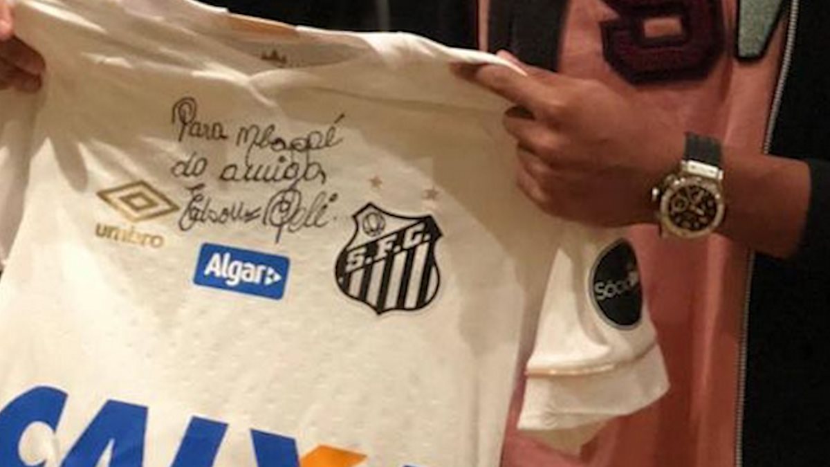 La dedicatoria de la camisola dice: "Para Mbappé de su amigo Edson Pelé". (Foto Prensa Libre: Instagram: @k.mbappe)