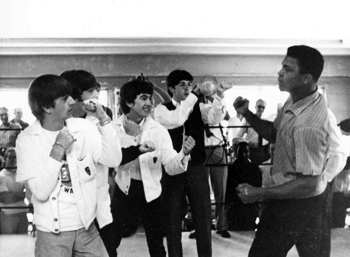 El legendario encuentro entre el boxeador y el grupo de rock se dio en 1964 en Miami, Florida. (Foto Prensa Libre: AP).