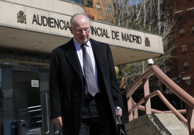 Rodrigo Rato a su salida de la audiencia luego de declarar en Madrid, España. (Foito Prensa Libre: EFE)