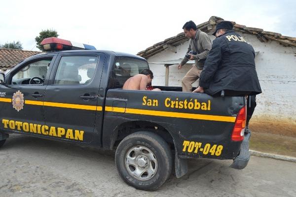 Agentes de la PNC trasladan al menor vapuleado al Centro de Salud de San Cristóbal Totonicapán. (Foto Prensa Libre: Édgar Domínguez). <br _mce_bogus="1"/>