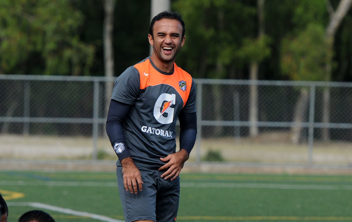 José Contreras se mostró de muy buen humor en el entrenamiento. (Foto Prensa Libre: Jeniffer Gómez)