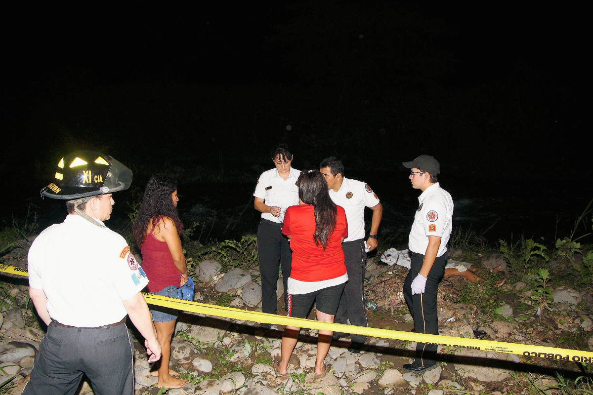 Rescatistas y vecinos participaron en la búsqueda y rescate del cadáver. (Foto Prensa Libre: Rolando Miranda)