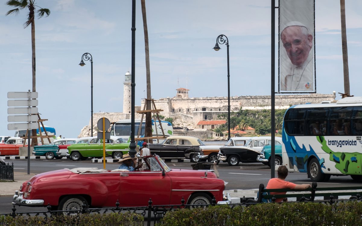 Un baner conmemorativo de la vista del papa Francisco se observa en las calles de La Habana. (Foto Prensa Libre: AFP).