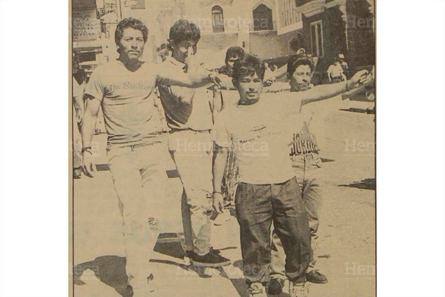 Cambistas o "jaladores" ofrecen dólares en las cercanías de Correos, zona 1, en los años 1980. (Foto: Hemeroteca PL)