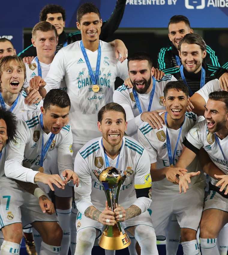 Jugadores del Real Madrid festejan con el título de campeones del Mundial de Clubes. (Foto Prensa Libre: AFP)