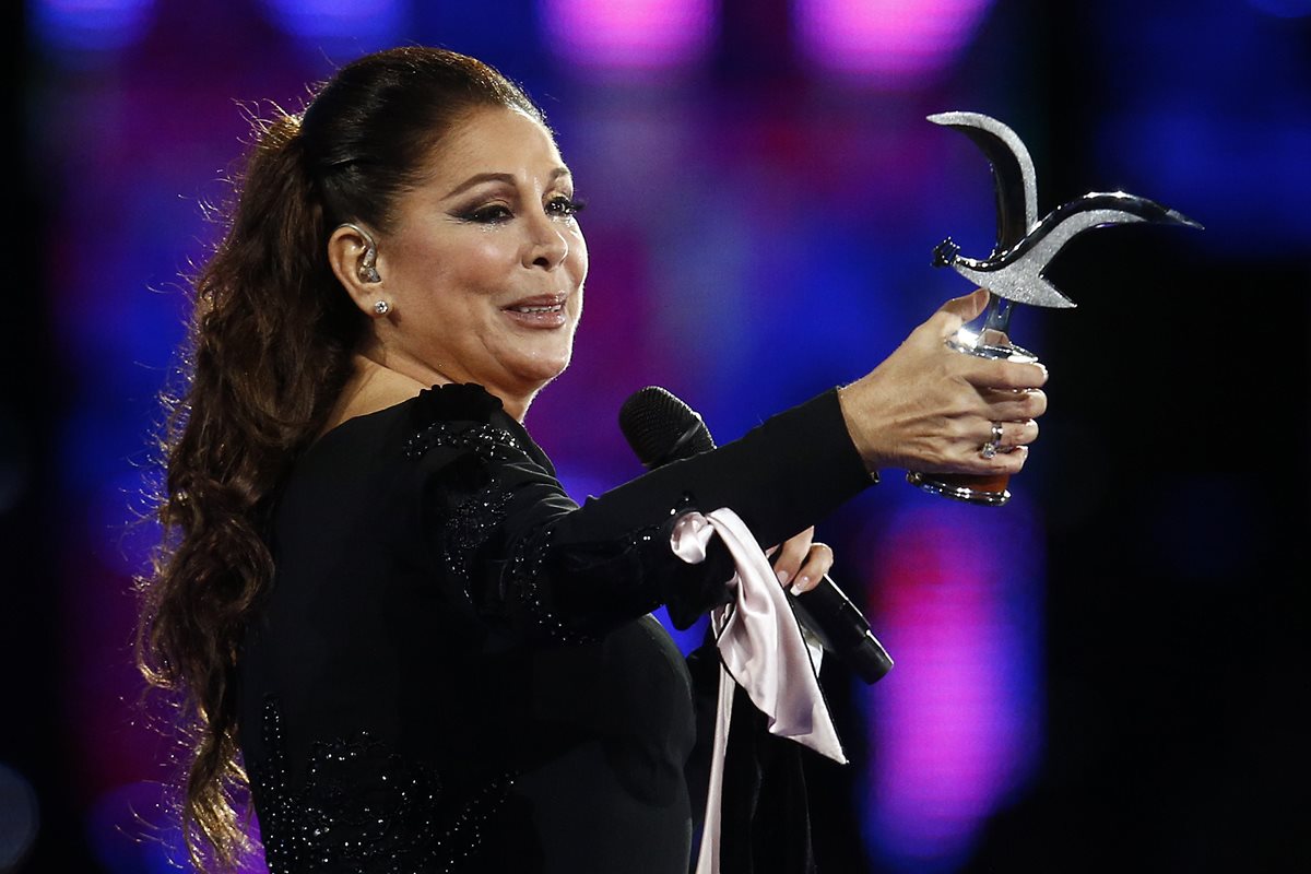 El público del Festival Viña del Mar entregó a Isabel Pantoja las Gaviotas de Plata y Oro. (Foto Prensa Libre: EFE)
