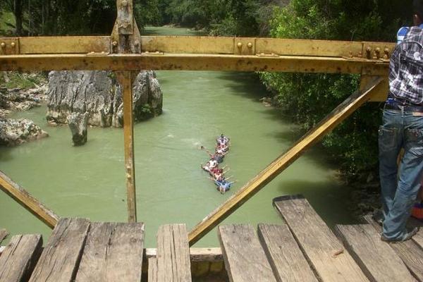 Vista del río Cahabón, desde el puente deteriorado. (Foto Prensa Libre: Eduardo Sam)