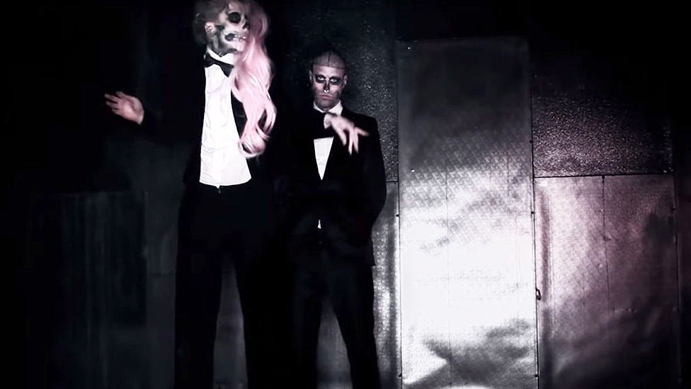 Lady Gaga se pintó la cara en concordancia con los tatuajes de Rick para su video Born This Way. GETTY IMAGES