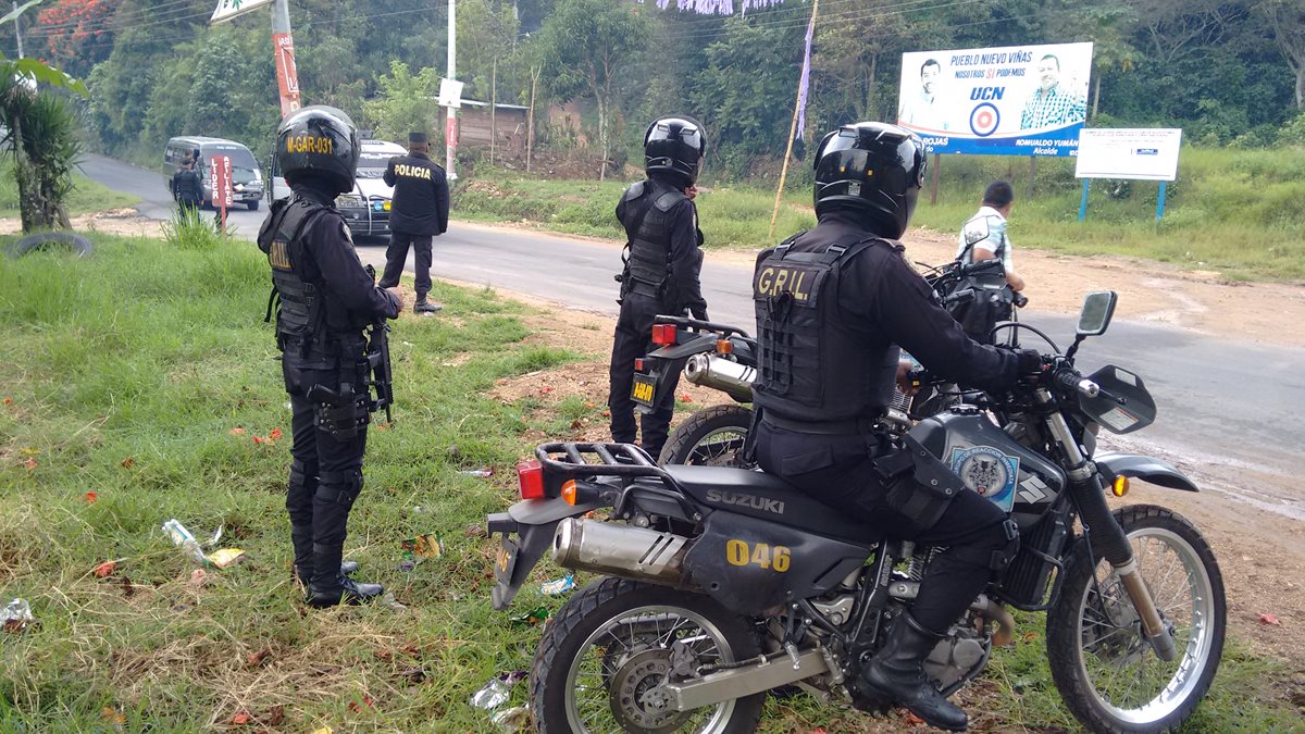 Fuerzas de seguridad resguardan el área donde fueron capturados cuatro presuntos integrantes de una banda de secuestradores, en Pueblo Nuevo Viñas, Santa Rosa. (Foto Prensa Libre)