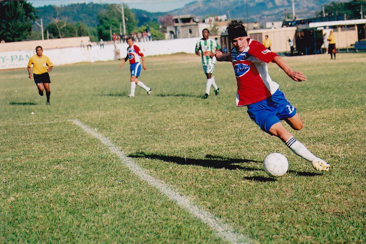 Luego de haber sido parte de las fuerzas básicas de los Cisnes Blancos de Chimaltenango FC, Marroquín jugó con el equipo mayor. (Foto Prensa Libre: Víctor Chamalé)