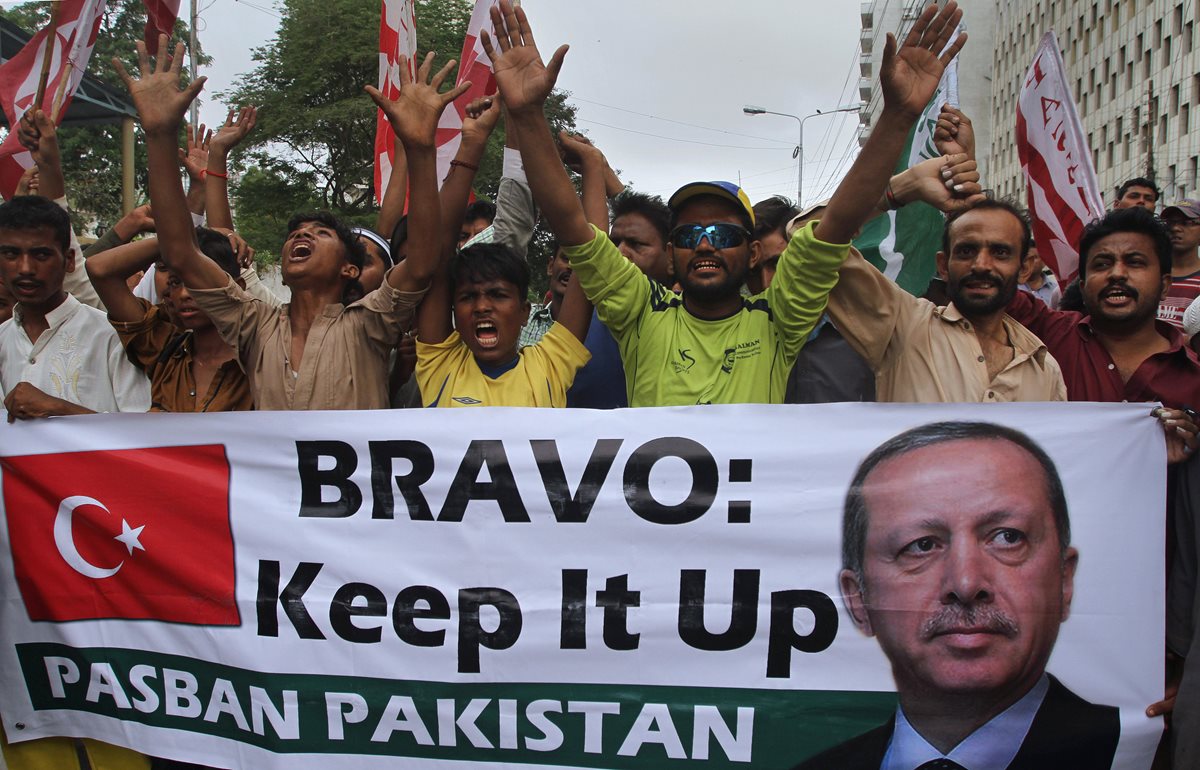 Activistas muestran su apoyo al presidente turco Recep Tayyip Erdogan. (Foto Prensa Libre: AP).