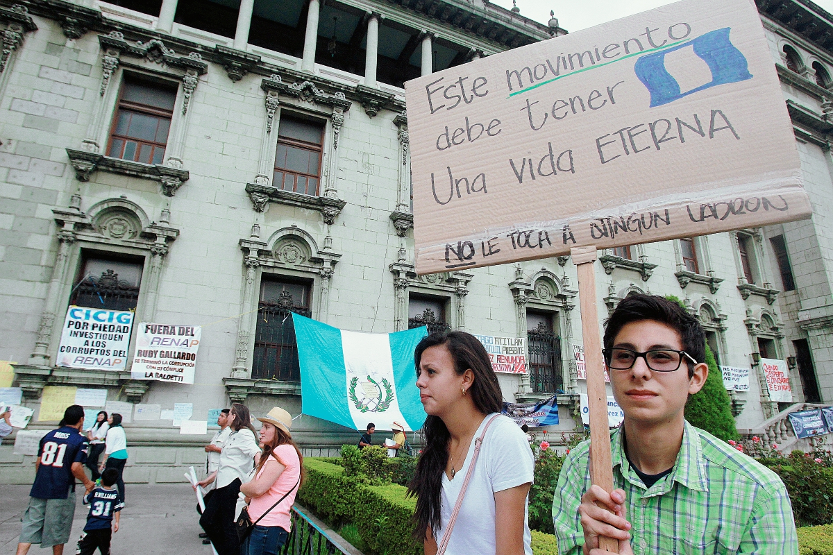 Cientos de personas ya han manifestado contra la corrupción y la impunidad. (Foto Prensa Libre: HemerotecaPL)