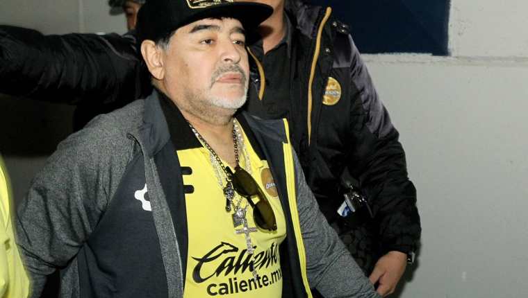 Diego Maradona fue insultado por los aficionados de Atlético San Luis. (Foto Prensa Libre: AFP)