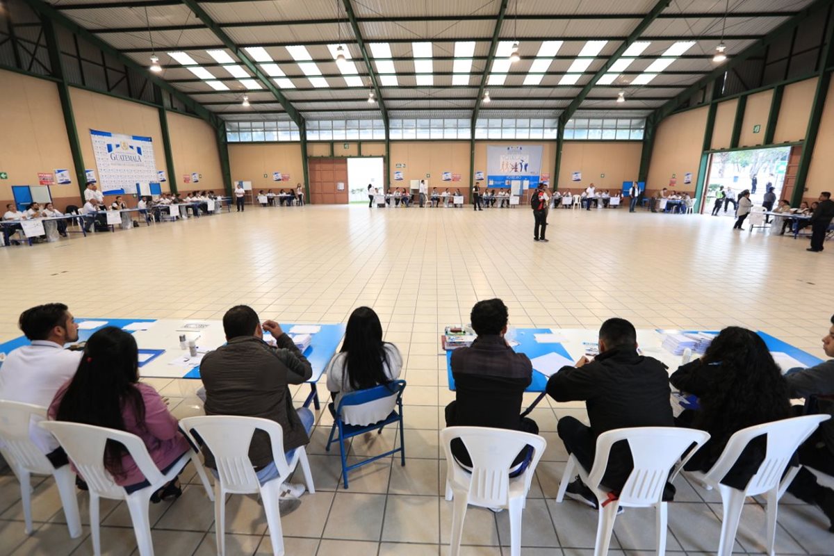 La poca afluencia de votantes a marcado la jornada de la consulta popular. (Foto Prensa Libre: Carlos Hernández)