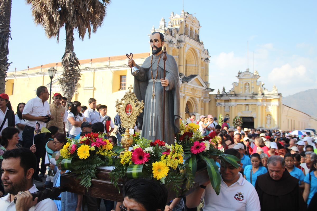 Una imagen del Santo Hermano Pedro acompaña  en procesión  a las autoridades de la iglesia Católica, frailes y benefactores de nuevo proyecto. (Foto Prensa Libre: Miguel López)