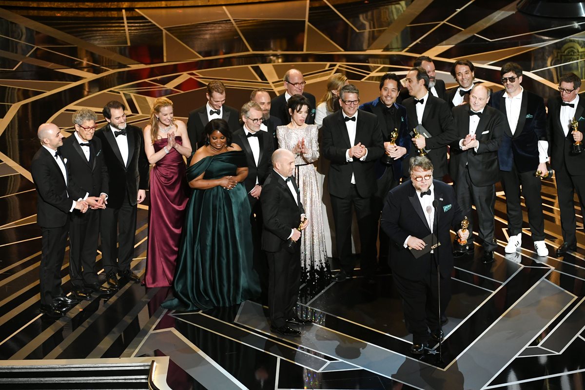 Del Toro recibe el premio a mejor película, junto al elenco de "La forma del agua", durante la ceremonia de los Óscar, el 4 de febrero último. (Foto Prensa Libre, archivo AFP).