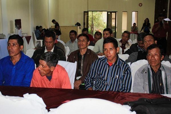 Parte del grupo de líderes de Cocode que se reunieron con el gobernador de Huehuetenango. (Foto Prensa Libre: Mike Castillo)  