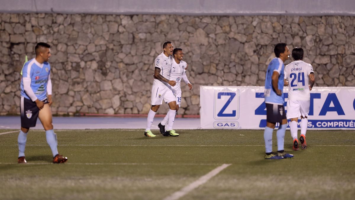 Así festejaron los jugadores cremas el gol de Jorge Vargas. (Foto Prensa Libre: Francisco Sánchez)