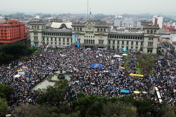 La ciudadanía manifestó en 2015 contra la corrupción e impunidad en Guatemala. (Foto Prensa Libre: Hemeroteca)