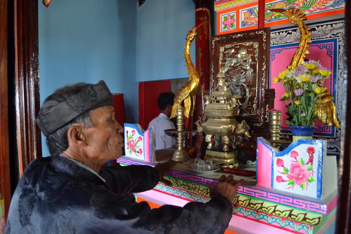 Dung Tam reza al dios ballena en un templo dedicado a este culto en la isla de Ly Son, en el centro de Vietnam.(Foto Prensa Libre: EFE).