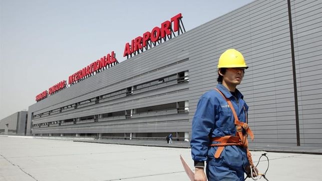 Incendio ocurrió en una zona de obras de la Terminal 1 del aeropuerto de Hongqiao. (Foto Prensa Libre: EFE)
