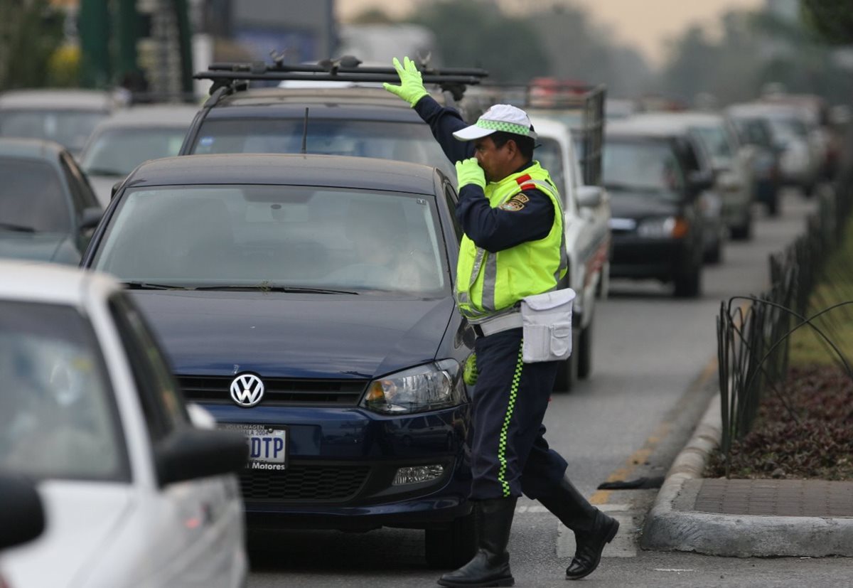 Un agente de la PMT regula el tránsito en una calle de la capital. (Foto Hemeroteca PL)