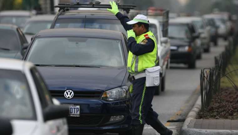 Un agente de la PMT regula el tránsito en una calle de la capital. (Foto Hemeroteca PL)