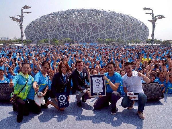 Bailarines posan con funcionarios de Guinness World Records en Pekín.(AP).