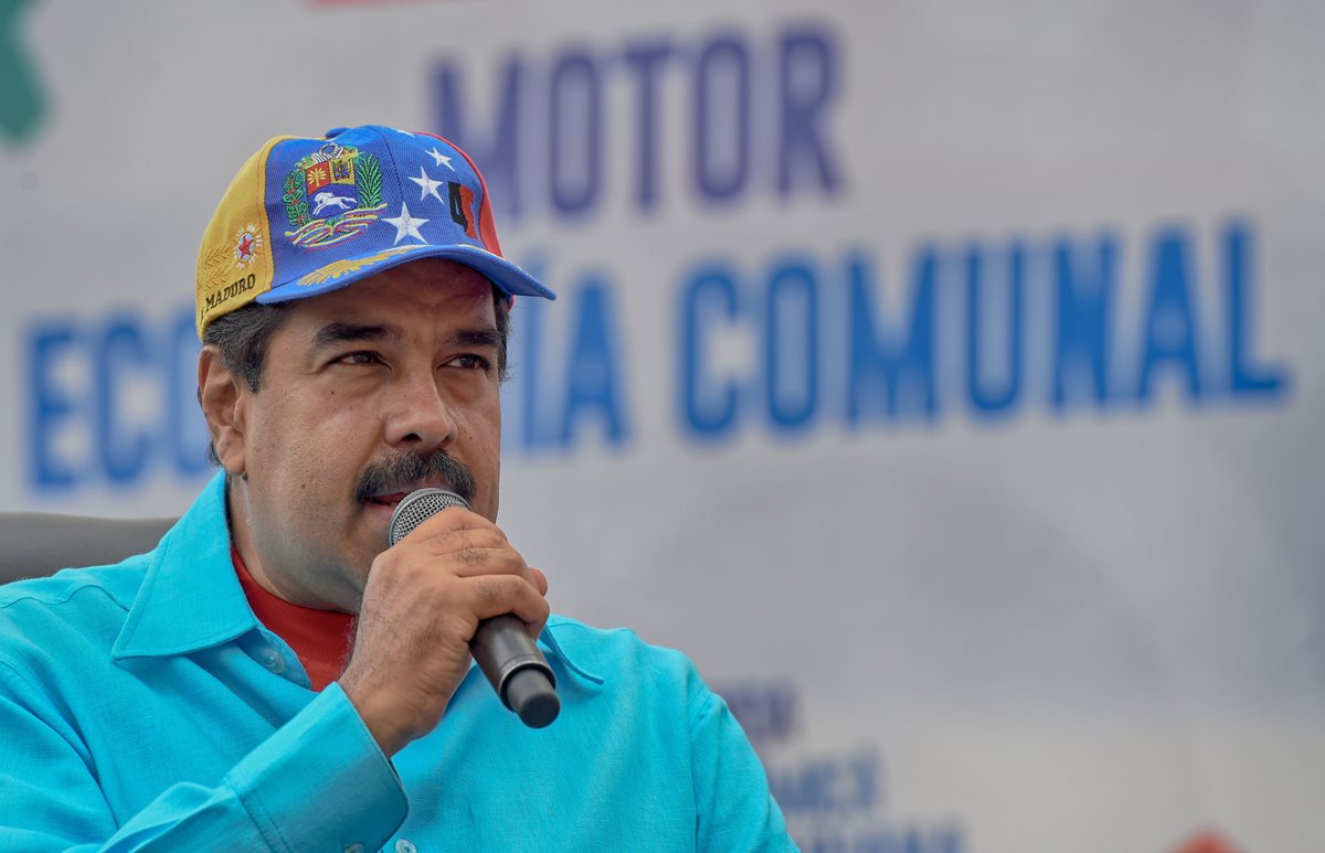 Nicolás Maduro, presidente de Venezuela, amenaza a empresarios que cesen operaciones en ese país. (Foto Prensa Libre: AFP).