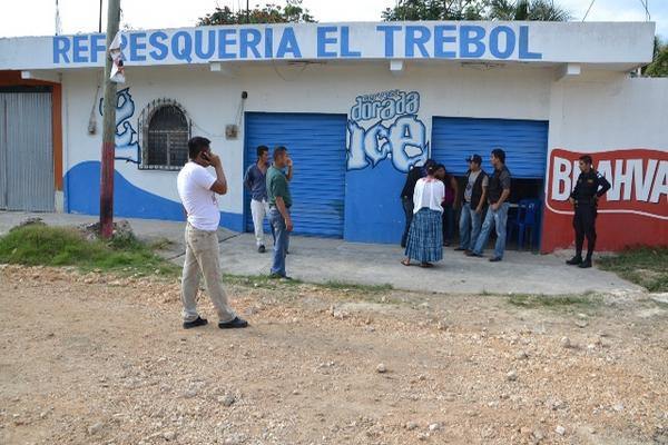 Un hombre fue asesinado luego que discutió con otras personas en un negocio en Petén. (Foto Prensa Libre: Rigoberto Escobar)