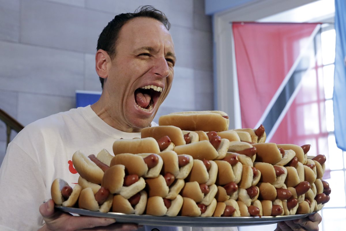 Joey Chestnut, actual campeón de la fiesta del hot dog, en Nueva York. (Foto Prensa Libre: AP)