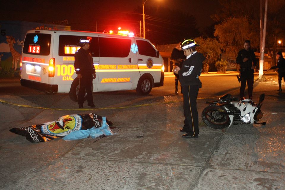 Mujer falleció en accidente de tránsito en San Cristóbal, Zona 8 de Mixco. (Foto Prensa Libre: Bomberos Voluntarios)