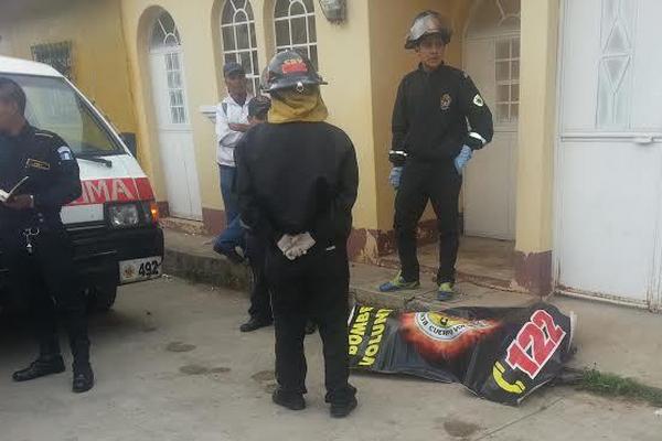 Bomberos Voluntarios confirman la muerte del anciano, posiblemente por las bajas temperaturas en Chinique, Quiché (Foto Prensa Libre: Oscar Figueroa)<br _mce_bogus="1"/>