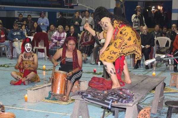 La obra Ixkik, en la que  solo participan mujeres, ha sido presentada en varios lugares, incluso fuera del país. (Foto Prensa Libre: Ángel Julajuj)