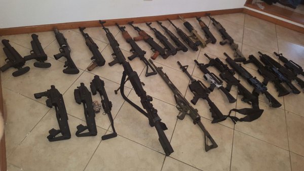 Más de 20 Fusiles M-16 y AK-47 que pertenecen a un grupo del narcotráfico fueron encontrados en una vivienda ubicada en la ruta El Salvador. (Foto Prensa Libre: Ministerio Público)