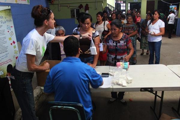 Personal de Children International Guatemala entrega barras de jabón a beneficiados. (Foto Prensa Libre: José Rosales).