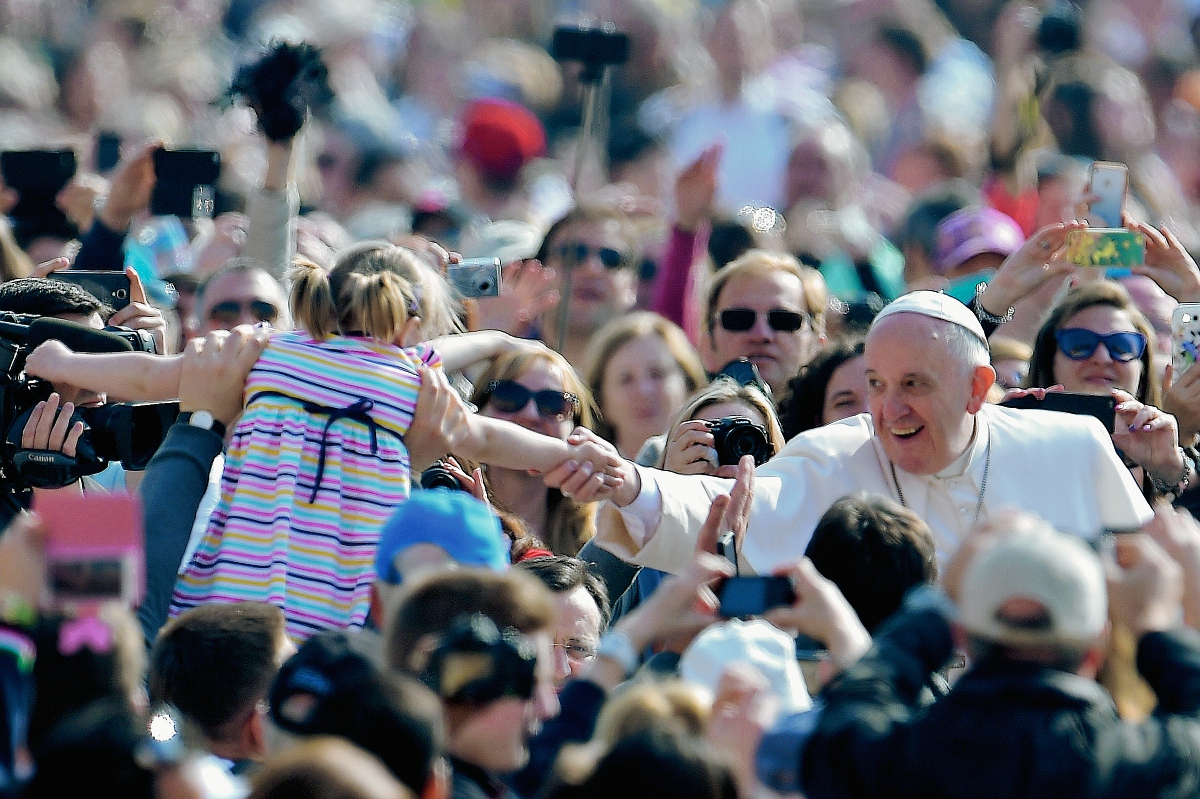 Francisco saluda a los fieles, a su llegada en la plaza de San Pedro en el Vaticano. (Foto prensa Libre:AFP) AFP