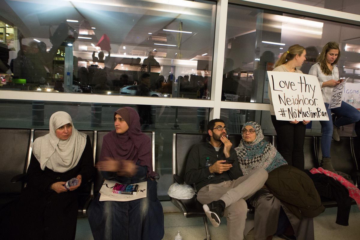 En varios aeropuertos del mundo y Estados Unidos están varados pasajeros de países musulmanes vetados por un decreto de Trump. (Foto Prensa LIbre:AFP)