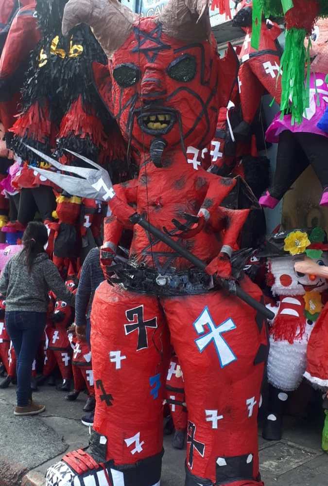Un diablo gigante se vende en una piñatería del parque Colón de zona 1 de la capital. (Foto Prensa Libre: Eslly Melgarejo)