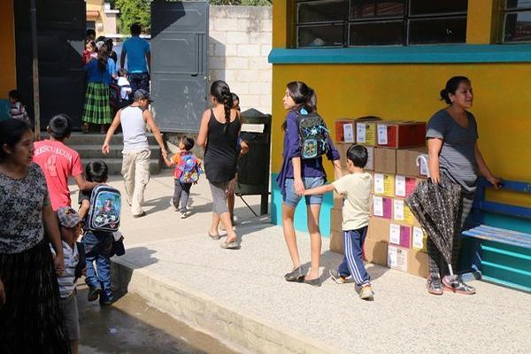 Estudiantes de varias escuelas no reciben clases por falta de  agua entubada, en  Cobán, Alta Verapaz. (Foto Prensa Libre: Eduardo Sam) 