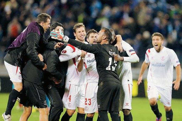 Los jugadores del Sevilla festejaron con gran alegría el pase a la siguiente fase. (Foto Prensa Libre: EFE).