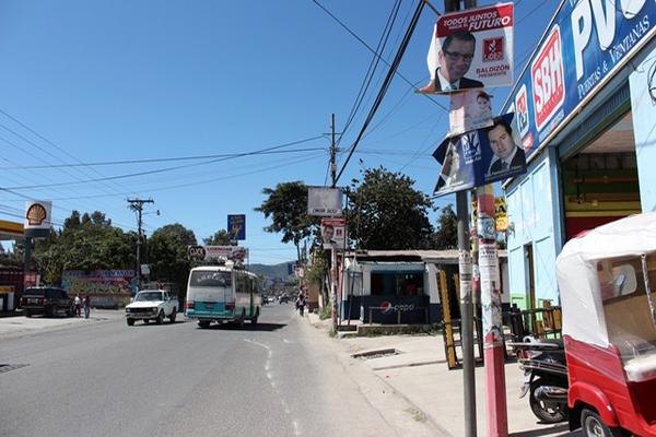 Las calles de Huehuetenango están saturadas de propaganda política y los vecinos piden que esta sea retirada. (Foto Prensa Libre: Mike Castillo)<br _mce_bogus="1"/>